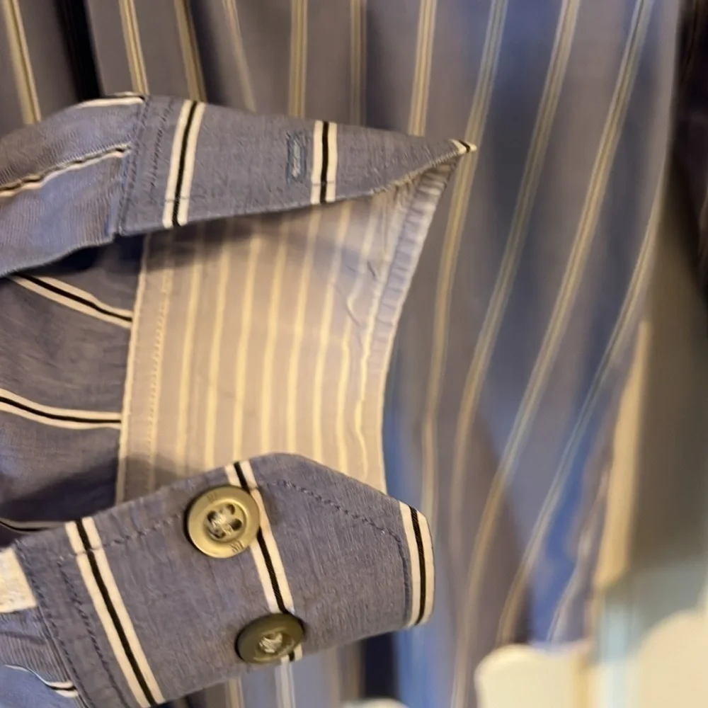 BANANA REPUBLIC Men’s Medium Button up long sleeve blue striped shirt.